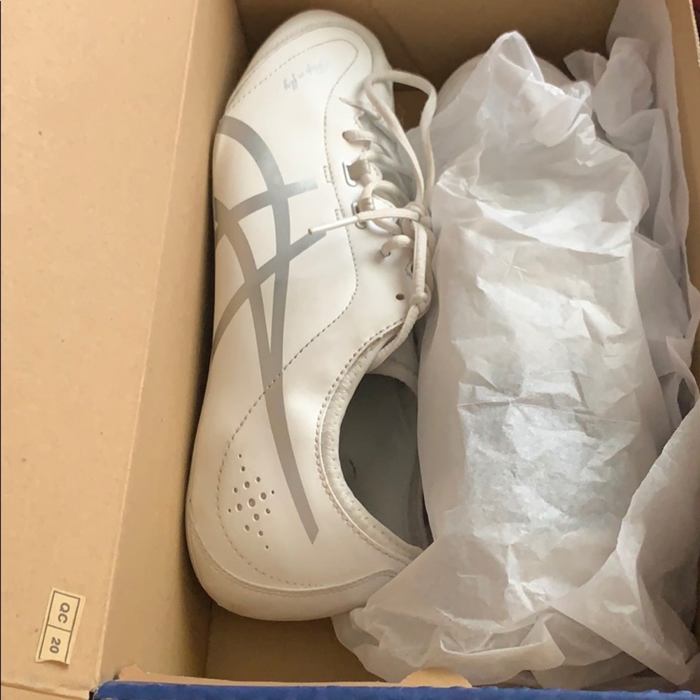Cheer shoes